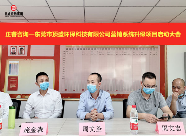 總經(jīng)理周文圣（左）、副總經(jīng)理周文忠（右）