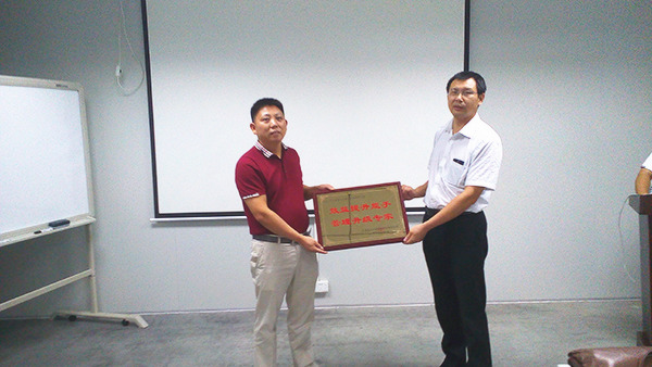 天行健贈(zèng)送正睿咨詢效益提升能手，管理升級(jí)專(zhuān)家牌匾